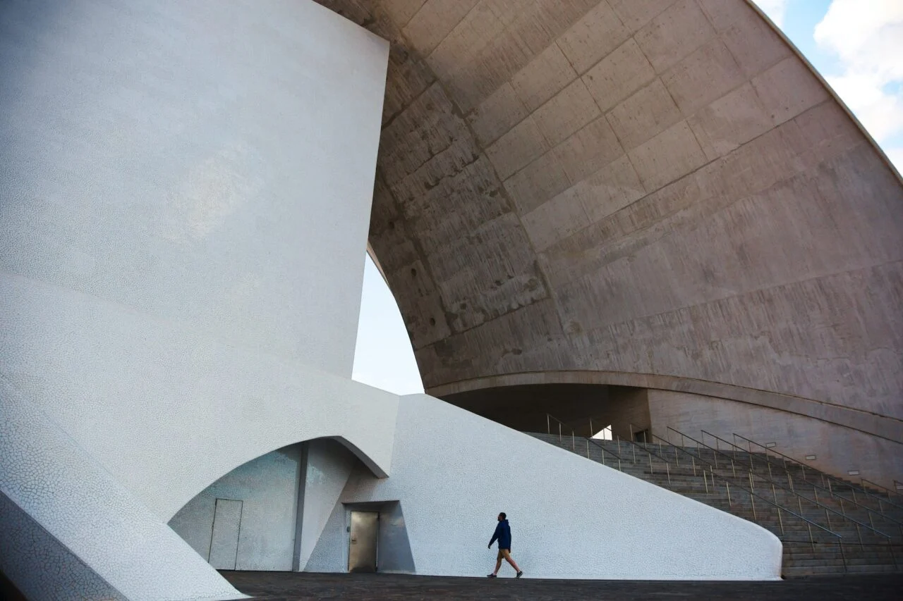 building-in-modern-city.jpg (WebP)